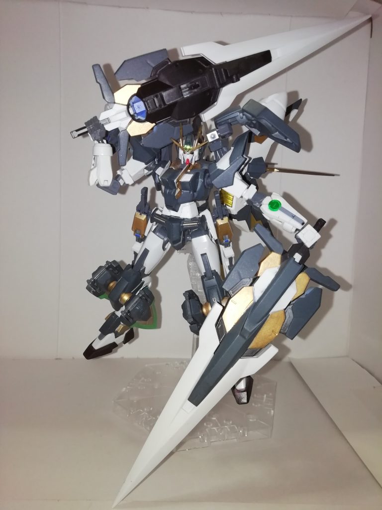 GNゼロ･ブレイバー！
重すぎる上に間接の保持等が甘いのでほぼブンドド出来ませんが…とりあえず構えを。因みに、ツインドライヴはアメエク肩に引っかかるので、雑ですが余ってたPCジョイントを使って延長しました。あまり動いてる写真は無いですがグリグリ動くし保持も悪くないです！