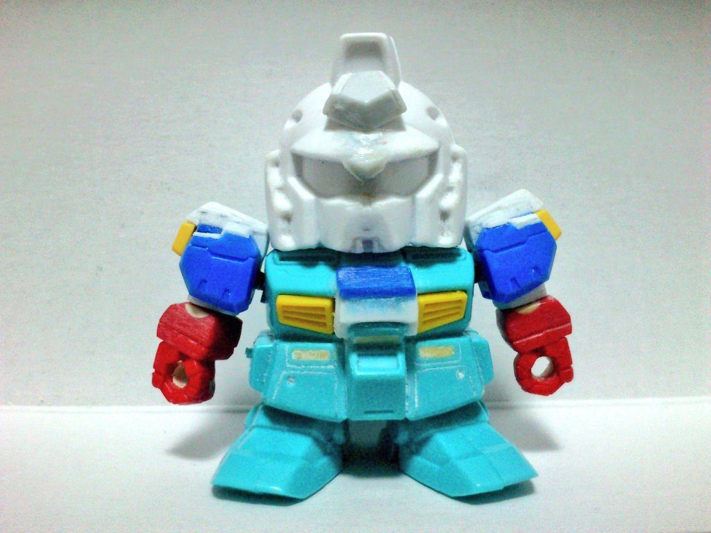 頭部がGジェネGアーマー版ガンダム、肩がHGFCノーベルガンダム、腕はガシャプラ。それぞれのパーツに手を加えて形を作っています。