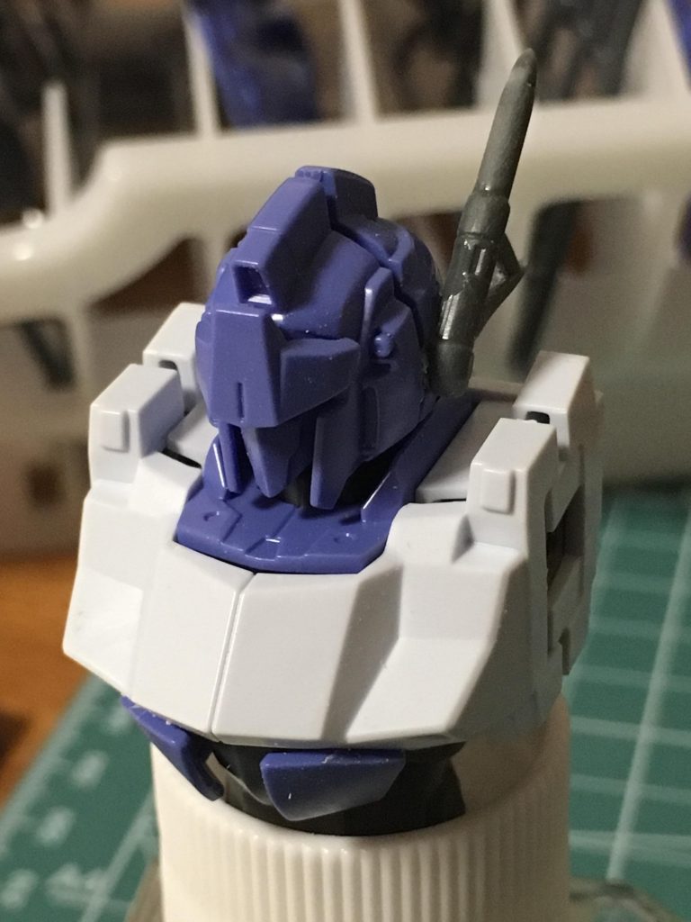 頭部アンテナを模型師匠より頂いたジャンクパーツから流用、ありがたやありがたや。分析の結果マクロスバルキリーの降着装置部分らしいです(笑)