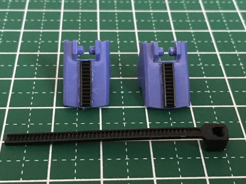 腕装甲に結束バンドを切って接着(瞬間接着剤じゃないと付きませんでした！)などしてお手軽にディテール追加。