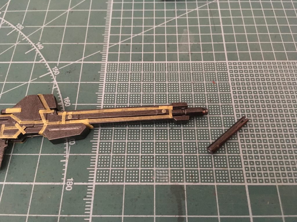 作っている最中にポッキリ折れたライフルの先、こういう箇所は逸る気持ちを抑えて塗装後にはめ込まないといけませんね(´；ω；`)ドリルで穴をあけて真鍮線で補強という細かい苦手作業も模型なら楽しんで出来ちゃう不思議(若干ズレて歪んでるけれど)ちなみに細かくマスキングしてありますがやりすぎてセンスのなさが垣間見えてしまったので完成品はシンプルな塗り分けに変更しています。