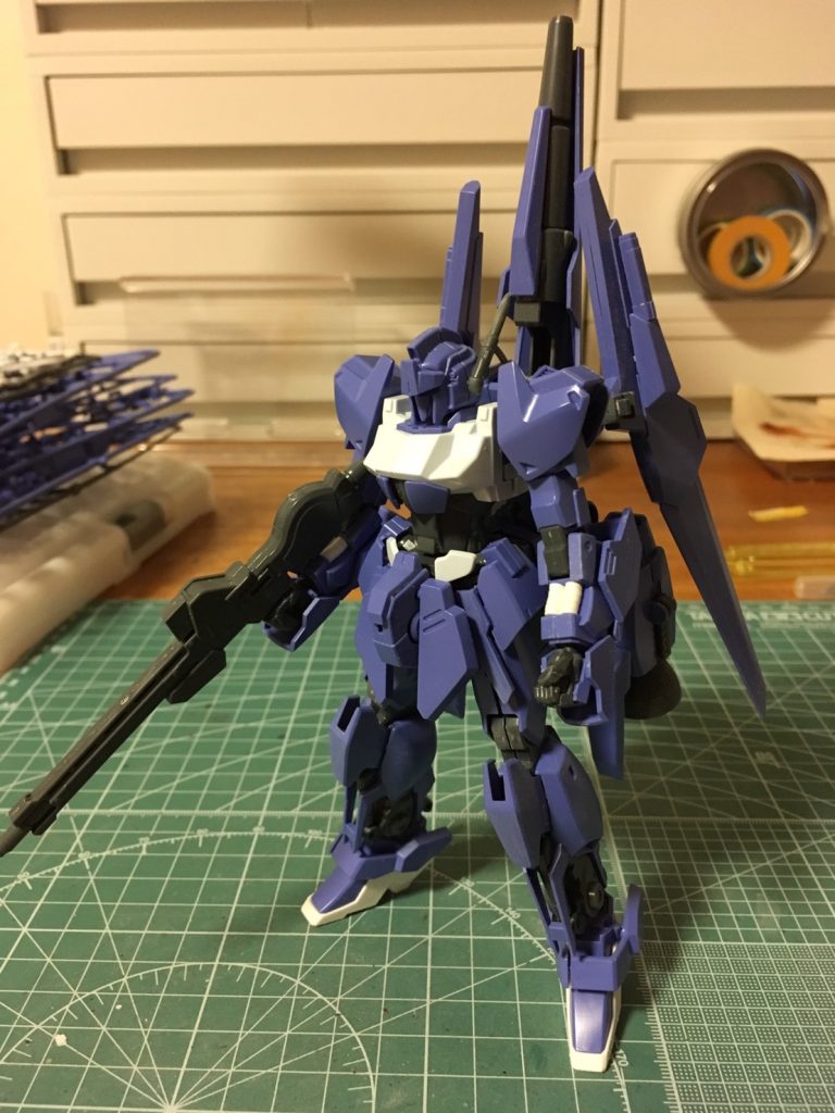 仮組み段階。ここからまずアクリジョンベースカラーのグレーで全塗装→他諸々塗装という流れ、今回も全て筆塗りです、ゴールドがきちんと発色するまで重ね塗りしたのでだいぶ時間がかかりました。