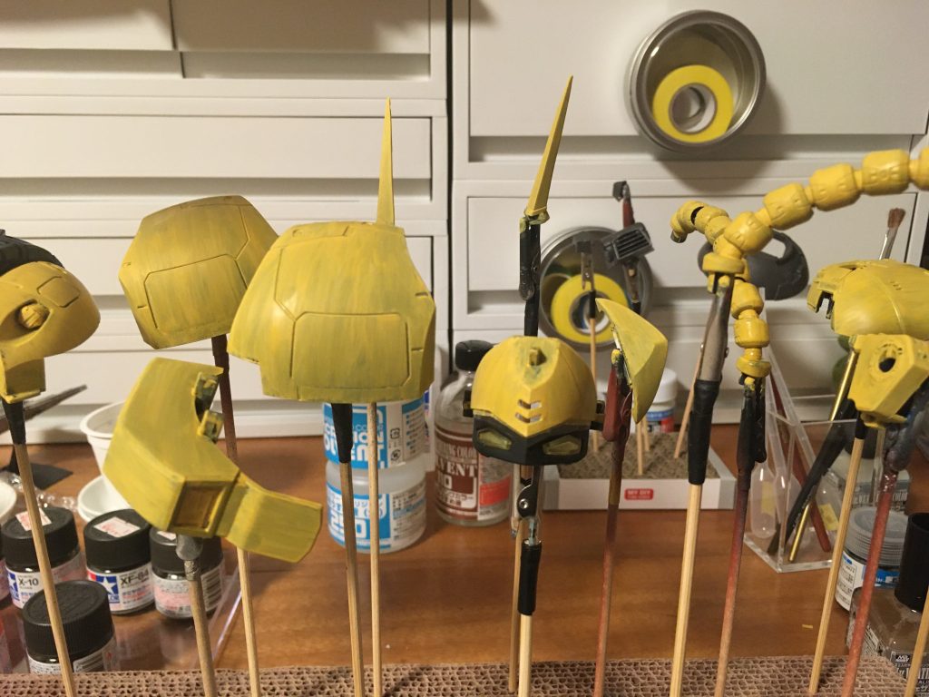 アクリジョンベースカラーのイエローを塗って