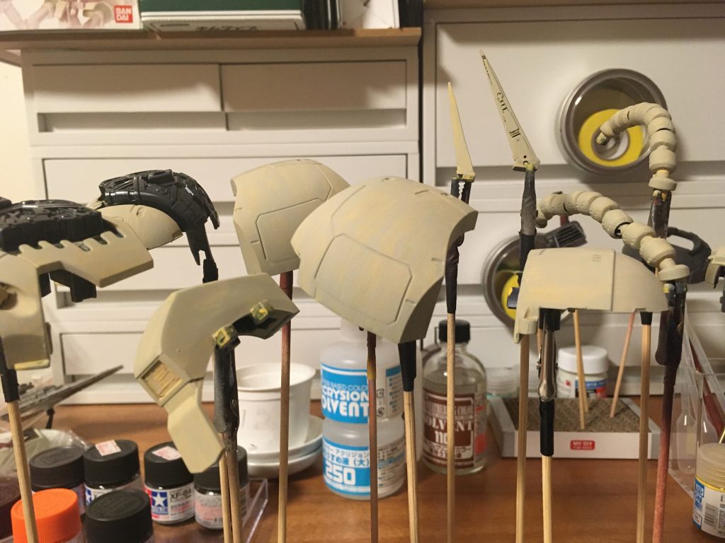 タミヤアクリルのデッキタンを塗り