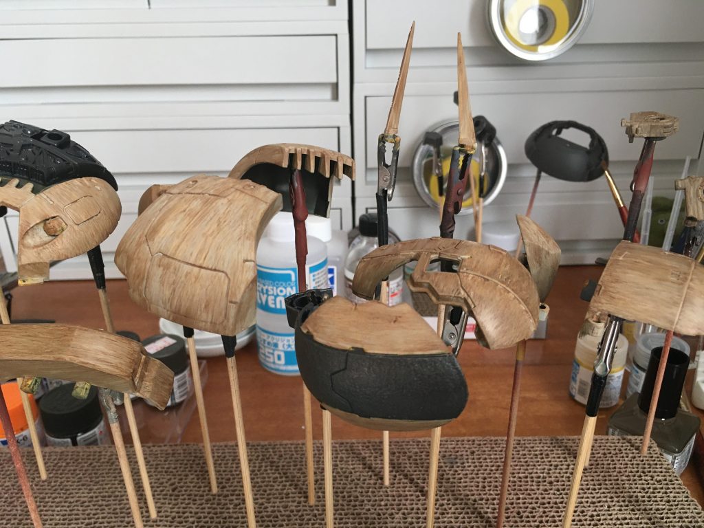 ウェザリングカラーステインブラウンやグレイッシュブラウンで模様をつけていきます、下地の2つの段階でそこそこムラを残すといい感じになると思います。