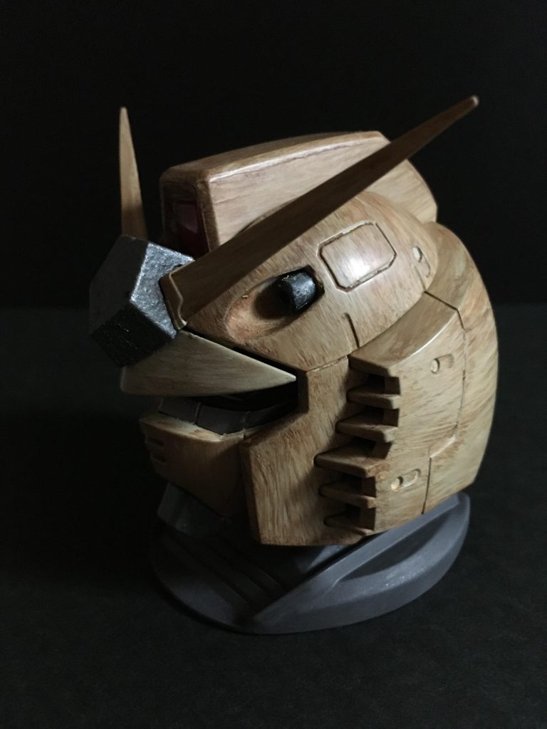 ガンダムヘッドは他2つと違いしっかり接着されてしまっているのでホビーのこぎりを使って無理やり分解しました。