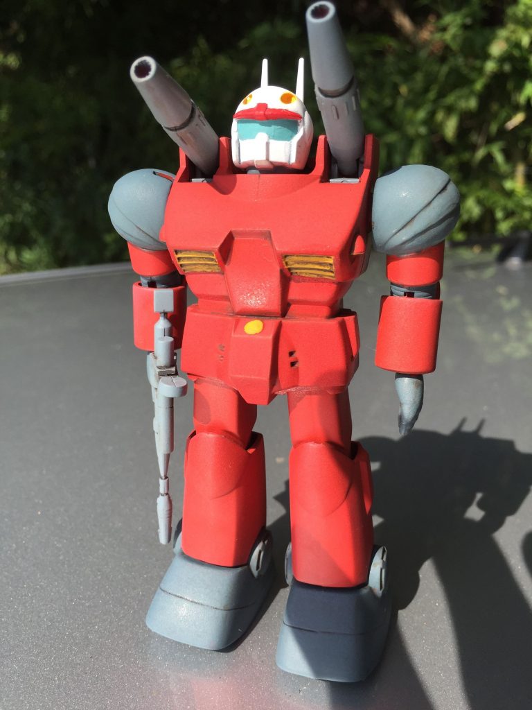 ある程度組み上げた上で、赤のスプレーを全体に吹きつけ、その後で赤以外の色を筆塗りで乗せています。
頭は単独で白を吹いたかな。肩キャノンは後付ができたので、これも本体とは別口で塗っていますね。