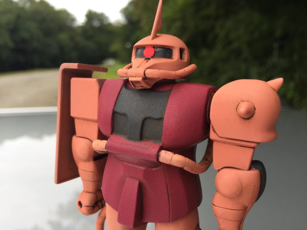 角をつけるのに、頭部を一部削る必要があります。今のガンプラでは考えられないですね。
シールドの面を整えている時、ペラッペラで役に立たなそうと思いました(笑)。