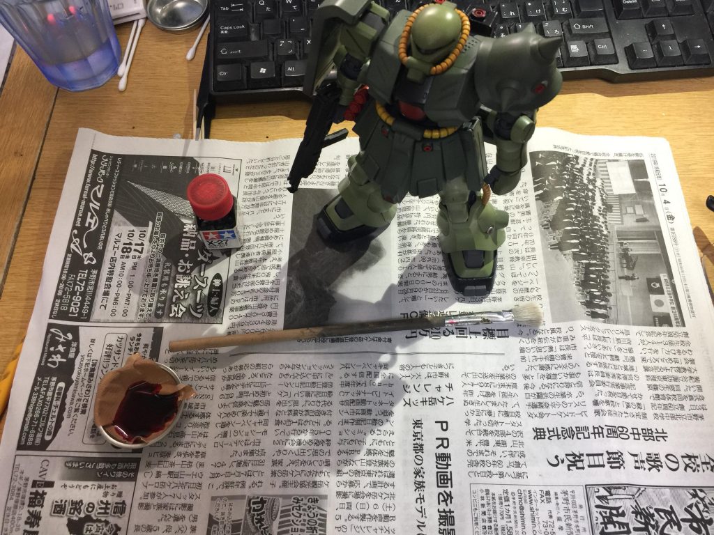 作業中。めっちゃ飛沫が飛ぶので、もっと新聞紙等を敷いたほうがいいとおもいます。机の向こうの壁紙に赤い斑点が・・・（白目