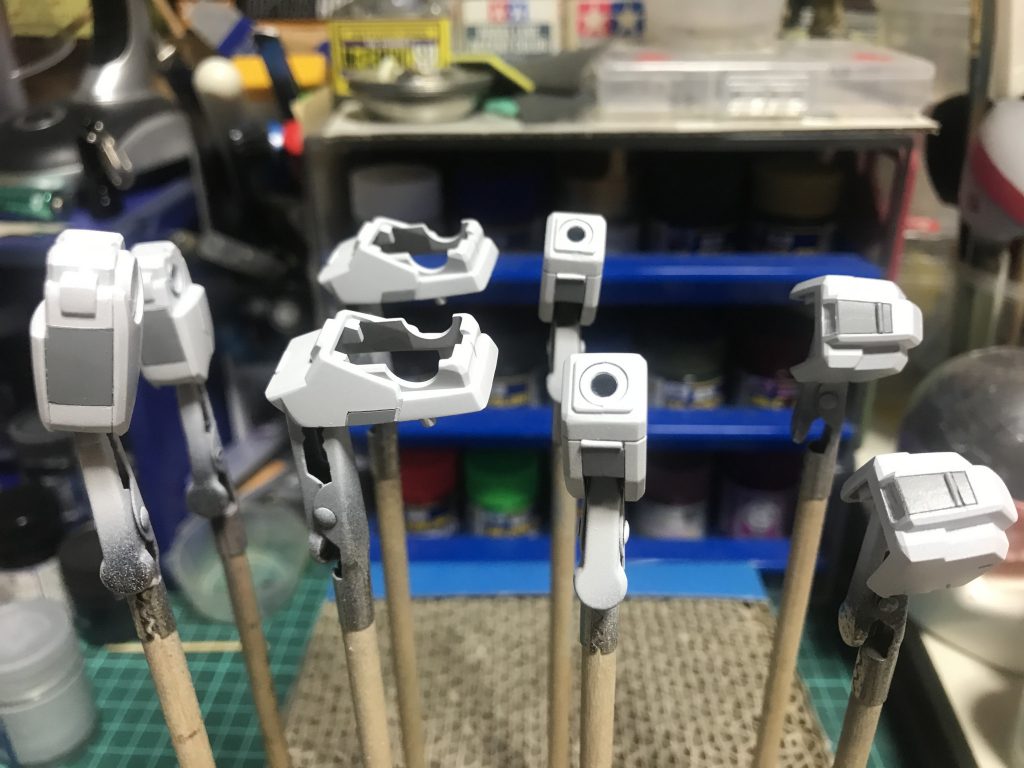 白のボディにアクセントで数か所グレーを入れてみました。