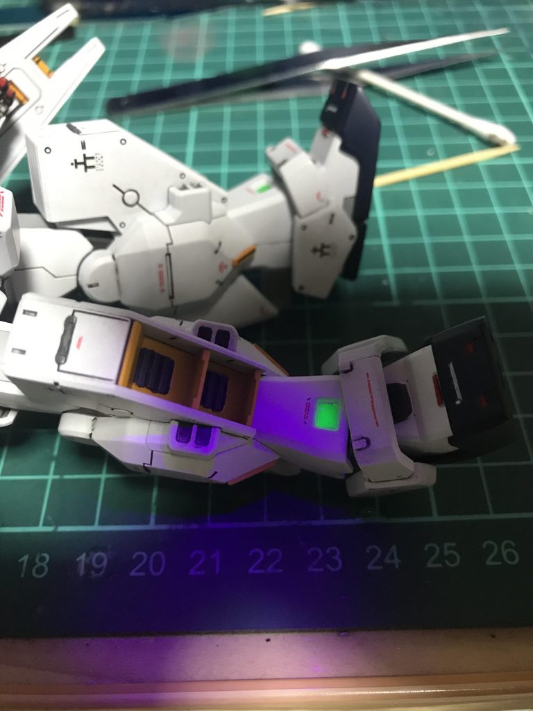 センサー部分は付属のホイルシールに蛍光グリーンを塗装しシールを貼ったあと、100均のUVレジンでコーティングしました。