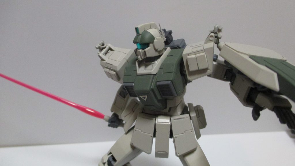 敵機接近などの緊急時にはキャノンをパージし格闘も可能ですが
基本的には肩の2連式発煙弾で煙幕を展開し後退します