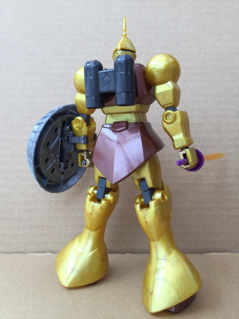 背面。元のキットはHGUC002なので、肘膝のポリパーツがむき出しです。
