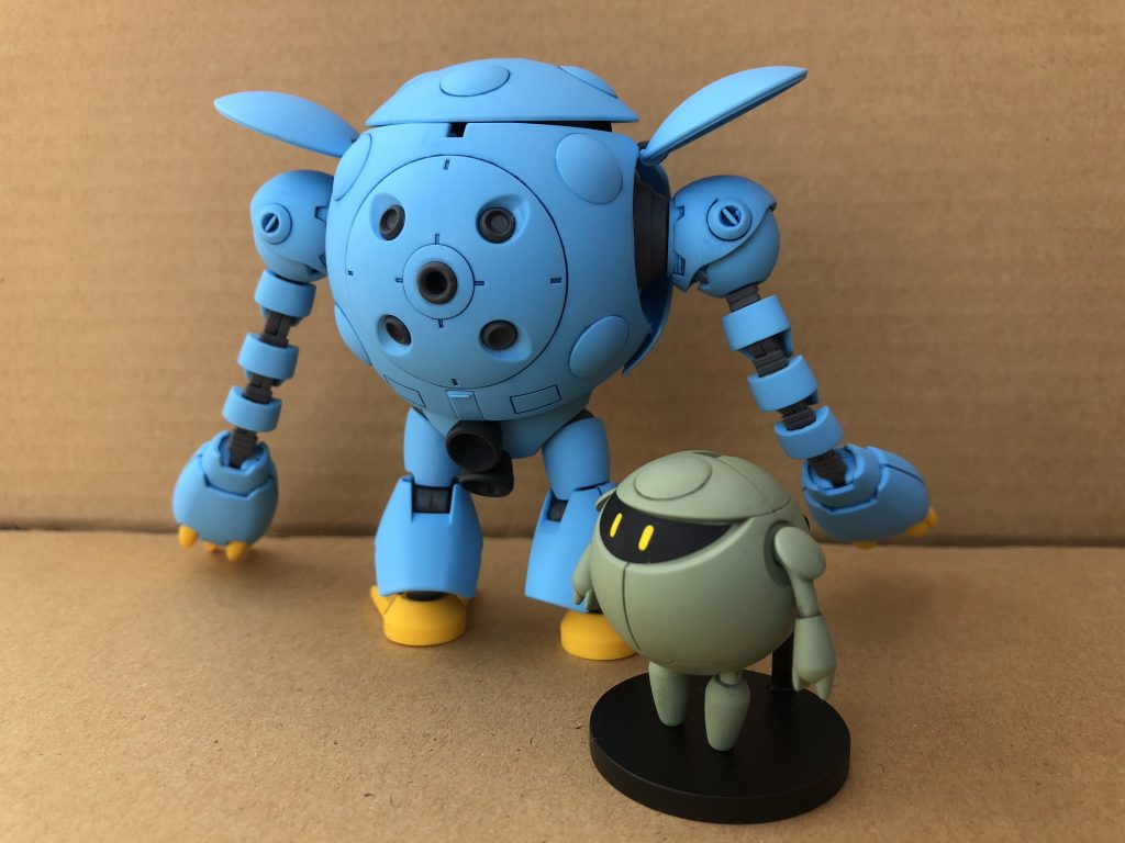 背面、チビは前向き。