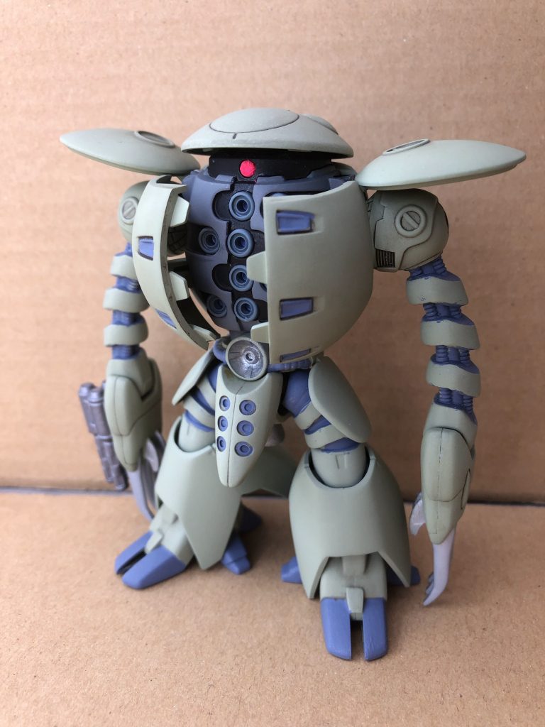 腕は中央辺りに肘的な可動部分があるだけなので、自由度ではモモカプルに負けています。旧キットだからしゃーないか。
胴体前面カバーの開け閉めはモビルカプルの方がやりやすい感じです。