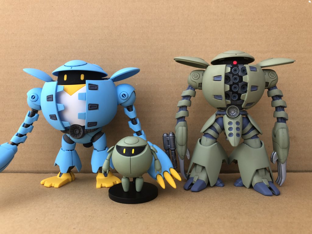 で、これをやりたかったんですよね。
1/144・モビルカプルとの対比です。同じ部位を比較するとモモカプルの方が大きいので、モモカプルのベースはやっぱりZZ版のカプールということですね。
モモカプルは下半身がかなり小さめのデザインになっていることがよくわかります。