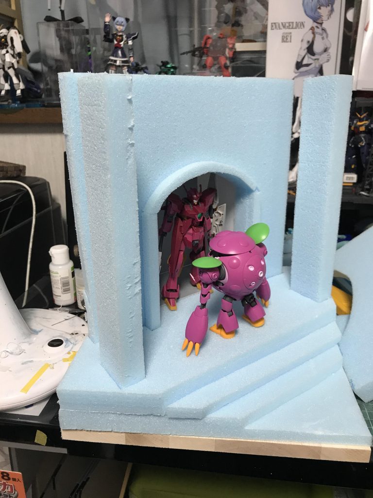 ジオラマの制作過程です。スタイロフォームを切り出して組み合わせ。発泡スチロール用接着剤を使って貼り合わせています。