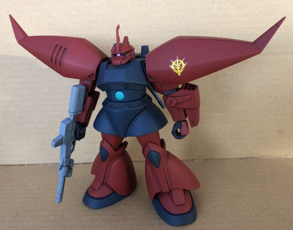 肩のジオンマークはキットには付属していません。ガンダムデカールから大きさが合うものを選んで貼りました。旧キットリスペクトですね(笑)。