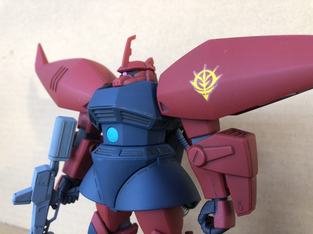 これもモノアイは2mmプラ棒を差し込んで削っています。頭のパーツとのクリアランスはないに等しいので、形に合わせて上下を削っています。