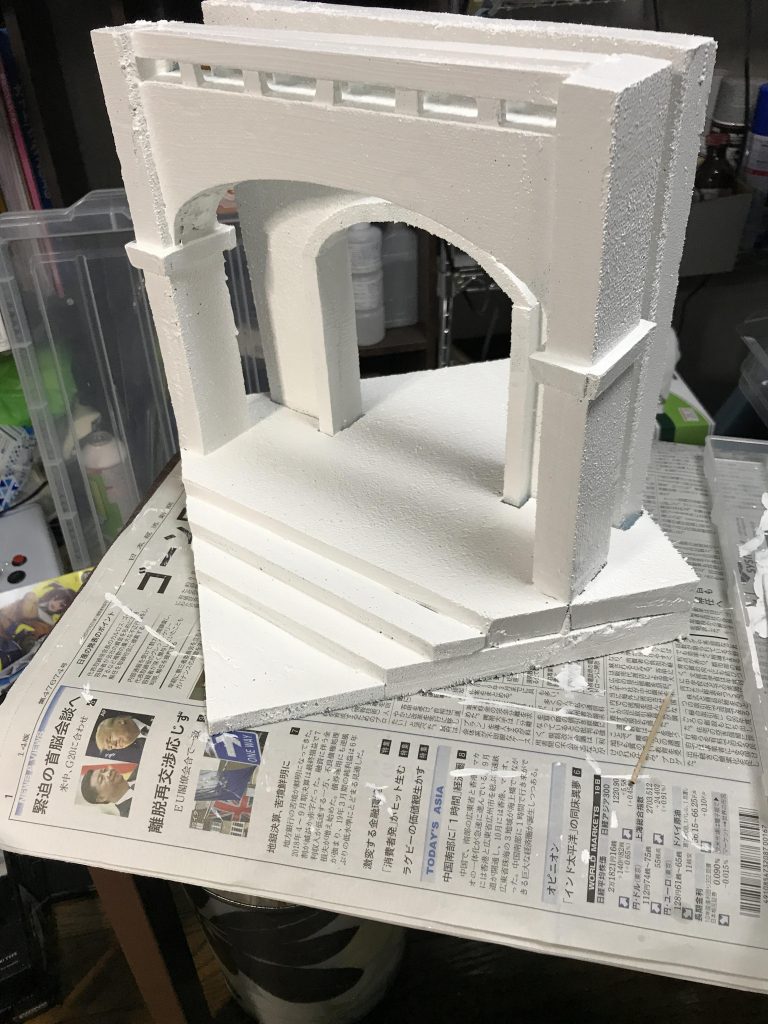 スタイロフォームで形を作った後に、ジェッソ(下地材)を塗ります。