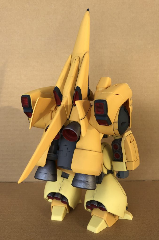 ブースターつき背面。バーニア部分等はそこそこ塗装していますね。