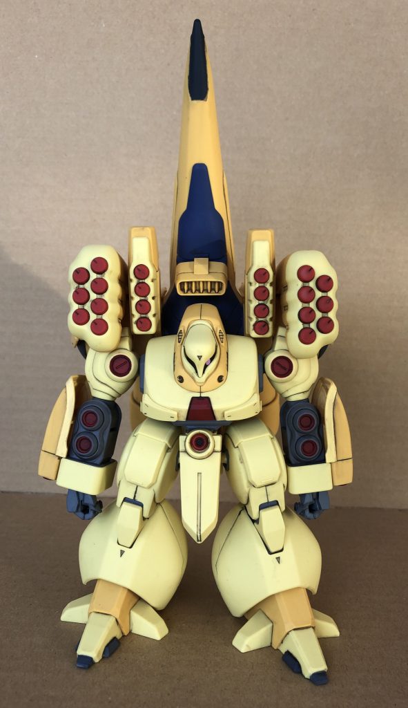 正面。モノアイは2mmプラ棒を差し込んで削ってあります。