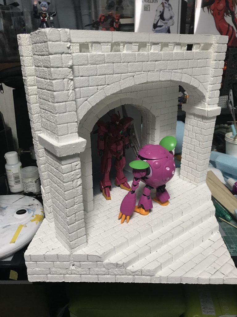 ジェッソが乾燥したら、レンガ模様をつけていきます。鉛筆と定規で下書きし、それに沿って割り箸を削った物や定規で跡をつけます。