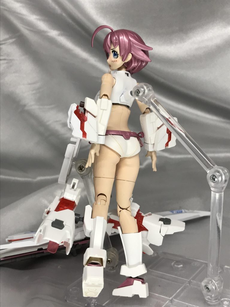 胴体はアヤメさんから。
当初は白とグレーでユニコーンモードを企画したんですが、ただの白水着ナミさんになるので髪や装備の一部にメタリックなピンクを追加しました。