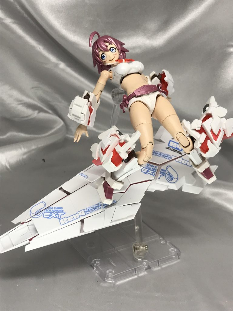 季節こそ過ぎましたが涼しげです(///▽///)
ナミさんの可動は一切殺してないので躍動感あるサーファー姿が出来ます。
細身の足にデカいブースターがくっついてるのが大好きです(*゜ー゜)