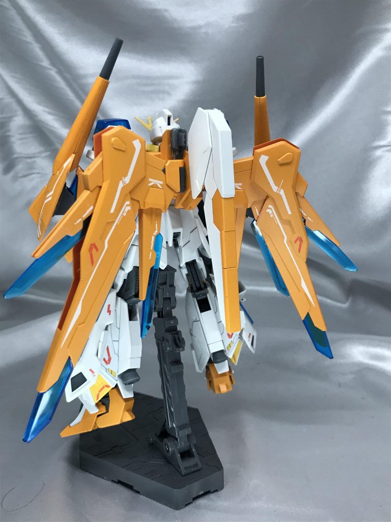 デカールは時代背景を考えず、カッコいいものをとにかくチョイスにしました。
翼は主にRGディスティニーを選びました。
情報量が増して貼ってて気持ちが良かったです