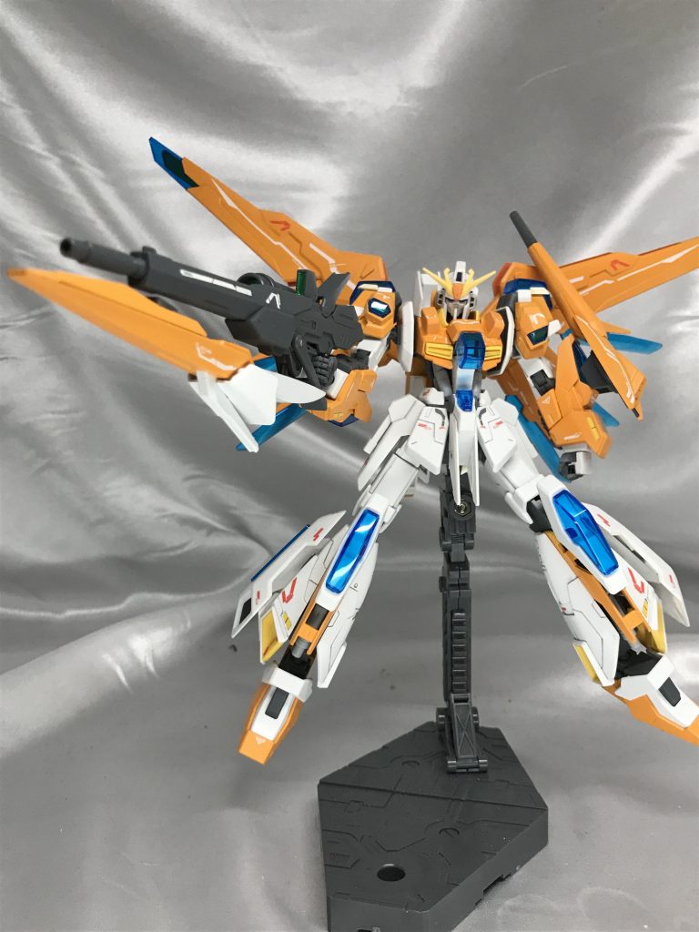 上半身に情報が集まりそうなので、下半身は融合というよりライトニングの上にスクランブルの足パーツを貼る方式でボリュームUP.
翼を広げても負けない足のたくましさを目指しました。