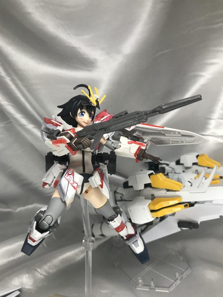 C装備。
やっぱ盾がデカくてかっこいいですな(///▽///)
胸部の一部に赤と青を入れようか最後まで迷いましたが、このままでいきました。
このくらい軽装がやっぱり作りやすいです。
何を思ったのか肩の接続を派手に間違えて、実は腕が全く上がらなくなってしまいました(笑