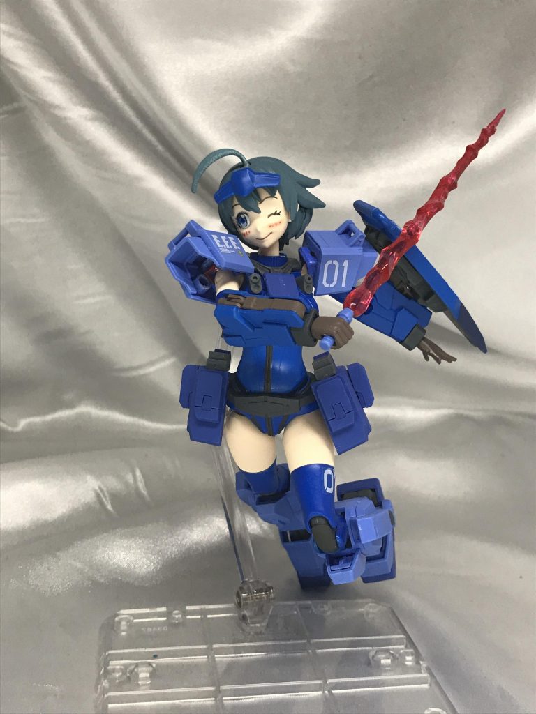 ブルーといえばサーベルのイメージが強いです。
サーベルはキットのものじゃなく、別売りのクリアエフェクトを赤く塗装して使用しています。