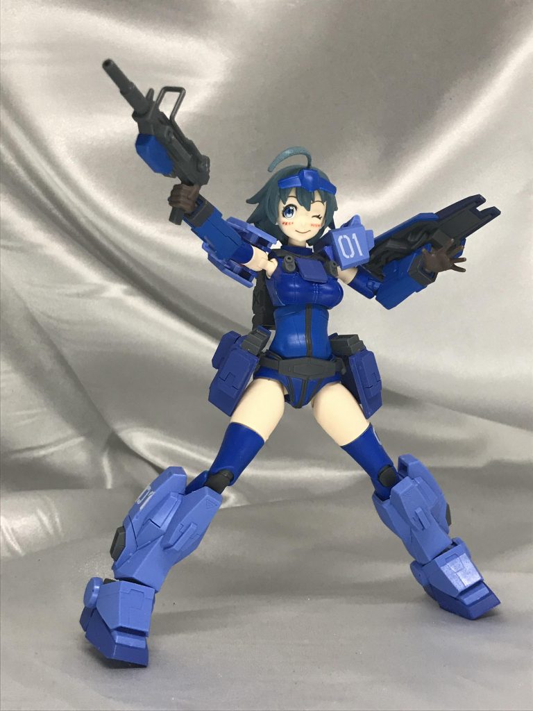 マシンガンも素敵。
腰アーマーはブルーの高機動を意識してアーマーではなく追加バーニアとしました。
ボールジョイントでぐりぐり動きます。
