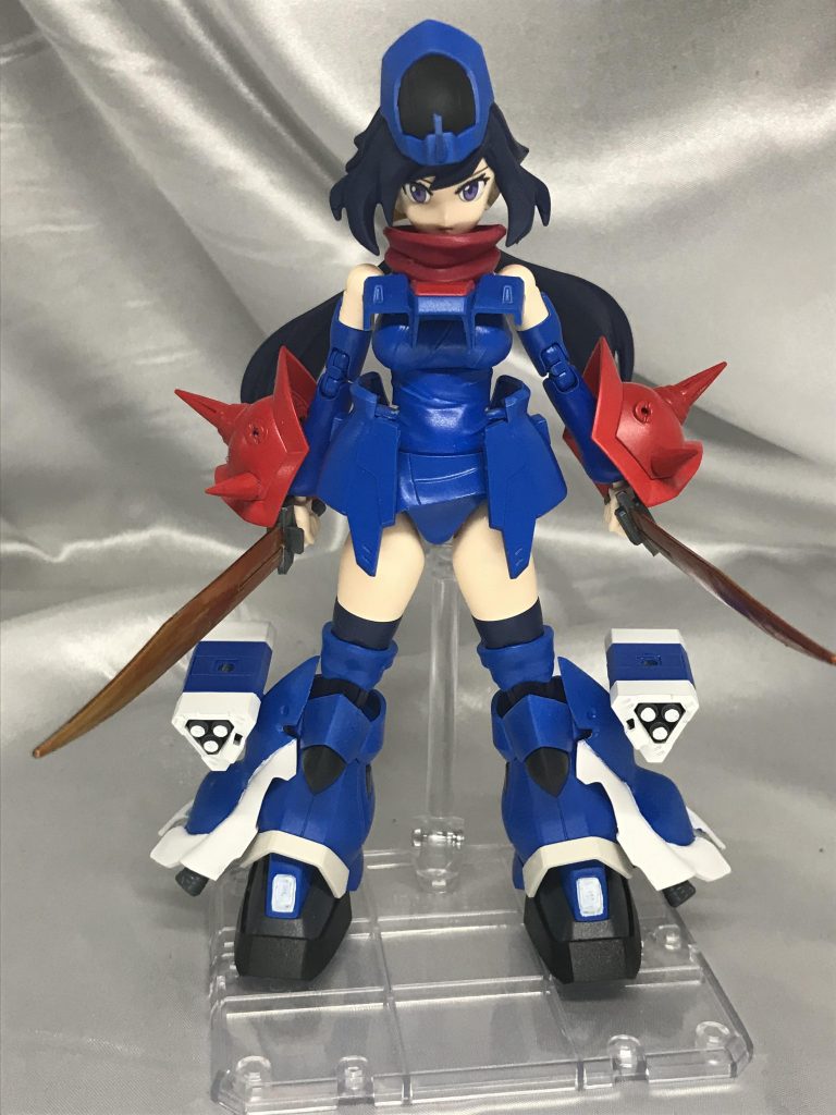 アヤメさん成分をどこまで残すか活かすか、がどうなるかのテーマでした。
巻いてるスカーフと剥き出しの肩は活かしたかったし、肩アーマーと髪が干渉することは間違いないので、特徴の肩アーマーは手甲としました。