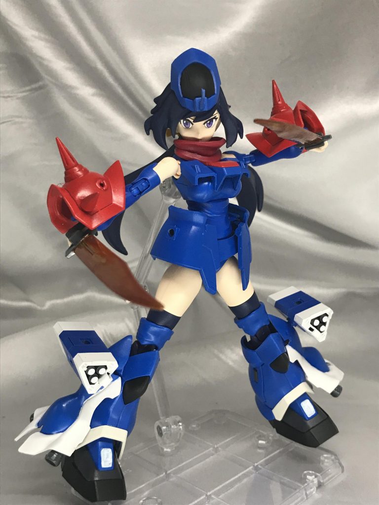 武器は二振りのヒートサーベル。
グフR３９のクリアサーベルを使おうとしたのですが、うちの存在してなかったのでジャンクのサーベルをシルバー下地のクリアオレンジで塗装しました。