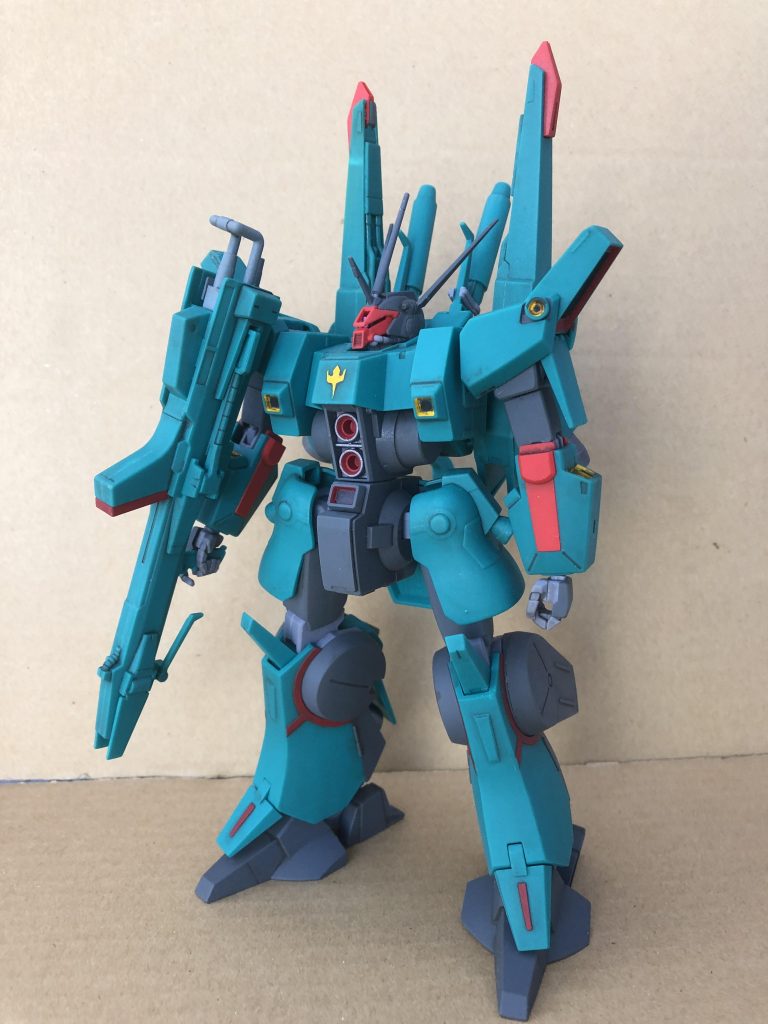 全体のサイズの割に手は小さめかな(笑)。