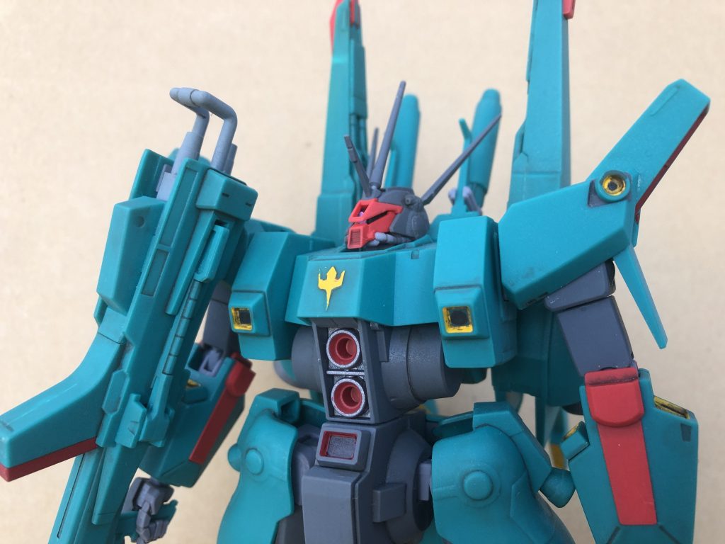 これもモノアイは2mmプラ棒です。クリアランスはさほど問題ない感じ。
頭のアンテナは一度折りましたが、GSIクレオス Mr.セメントSPで元通りになりました。瞬着レベルでくっつきますね(笑)。