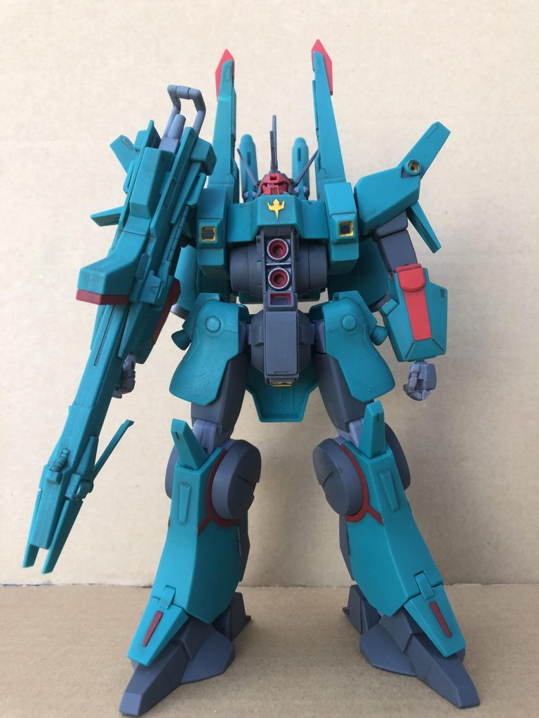 部分塗装箇所は主としてバーニア類でしょうか。成型色で色分けされていない赤い部分も塗装です。
右肩の突き出し?が少し白化しちゃっていますね。