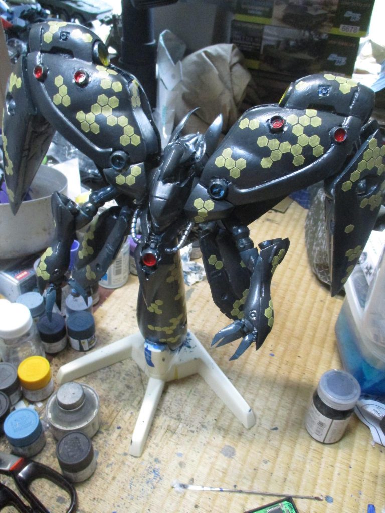 へクス迷彩のやり方はこんな感じで。大きいので畳の上で色塗り。