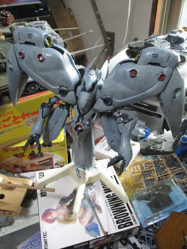 いったん全面をグレー迷彩で塗って……