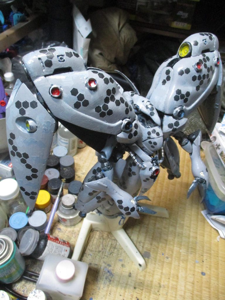 マスキングをはがすと、へクス迷彩に。