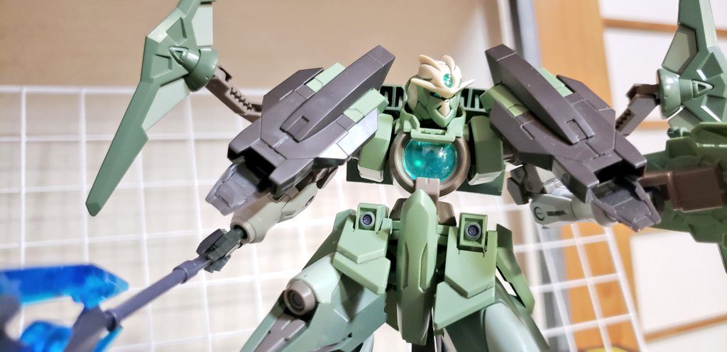 増設粒子タンクを改良して、GNキャノンにした試作兵装。