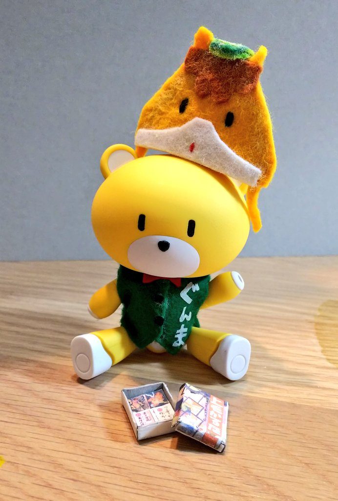 こちらは、『上毛かるた』
入れ物もきちんと開閉可能にし、中には絵札、読み札、一枚一枚全て収納!!
かなりこだわりのミニチュアです(`・∀・´)