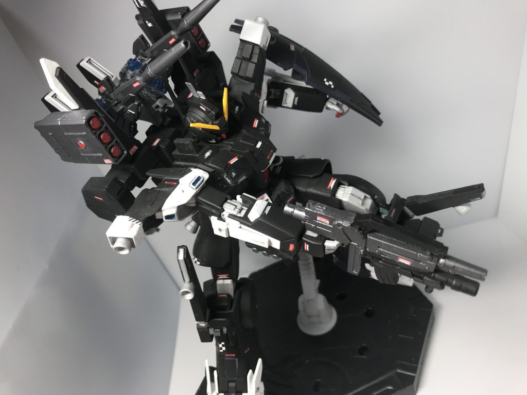 ビームライフル…ジェガンのものと同型。下部にグレネードランチャーを追加することで、火力の上昇にで成功。