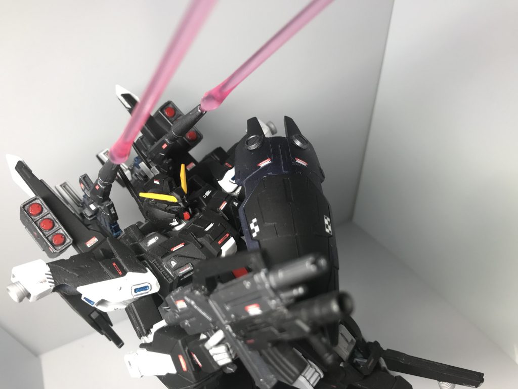 ビームマグナム…RX-0と同型のもの。本来はEパック方式だが、連射の為にプロペラントタンクを２つ追加。