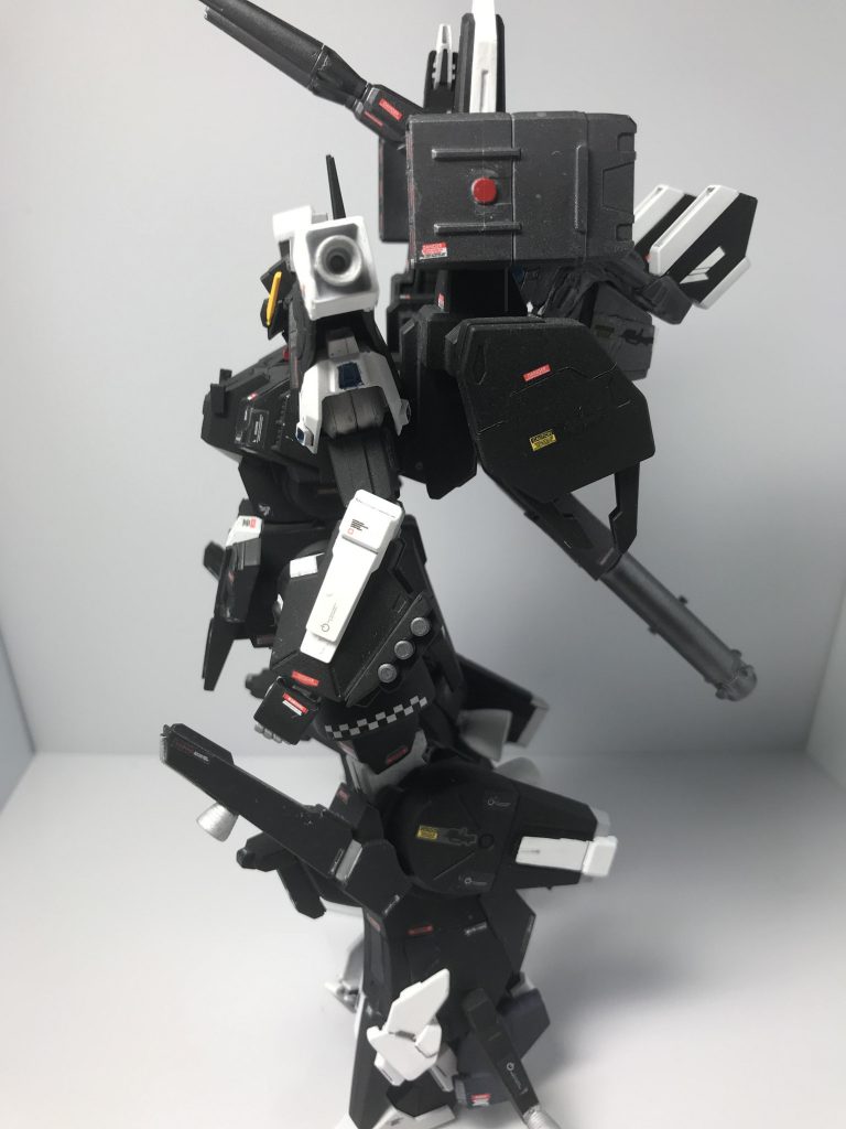 ハンドグレネード…腕部に装備。一般の連邦軍のものと同型。
対艦ミサイル…背部に装備。スタークジェガンと同型。