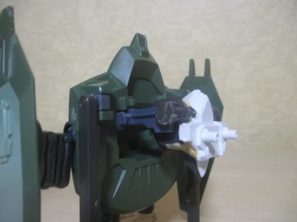 「バルバトス第6形態」のバックパックを加工し、フォビドゥンの肩付け根を軸にして可動出来るようにしてます。