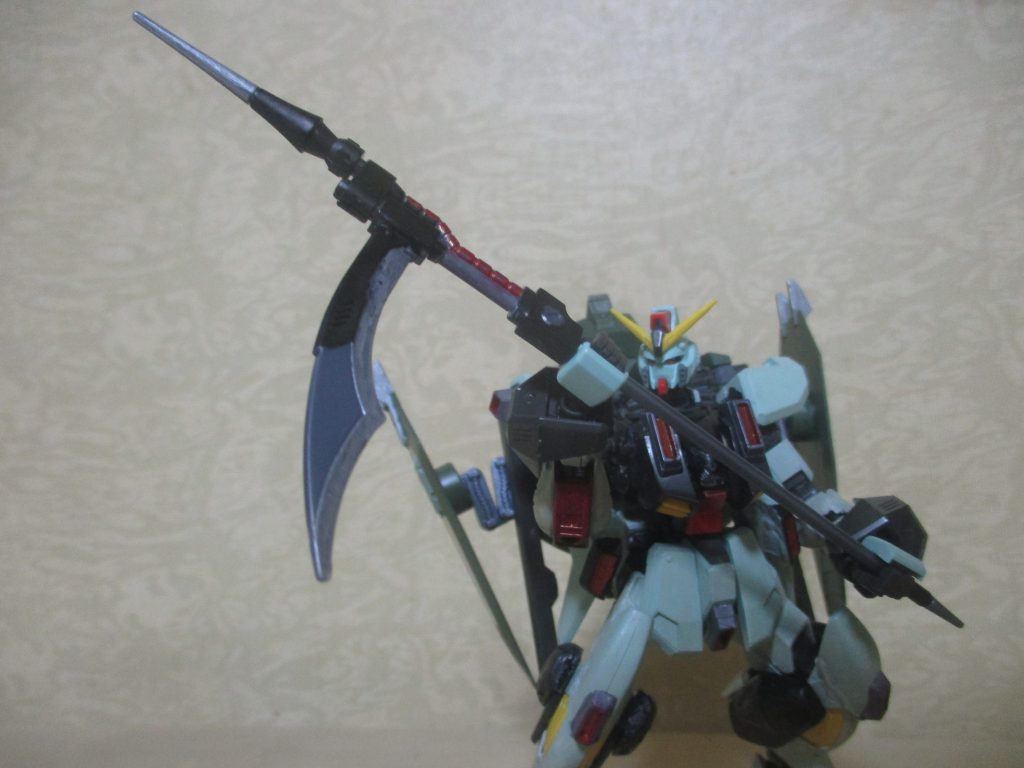 武器の鎌「ニーズヘグ」を構えたポーズ。