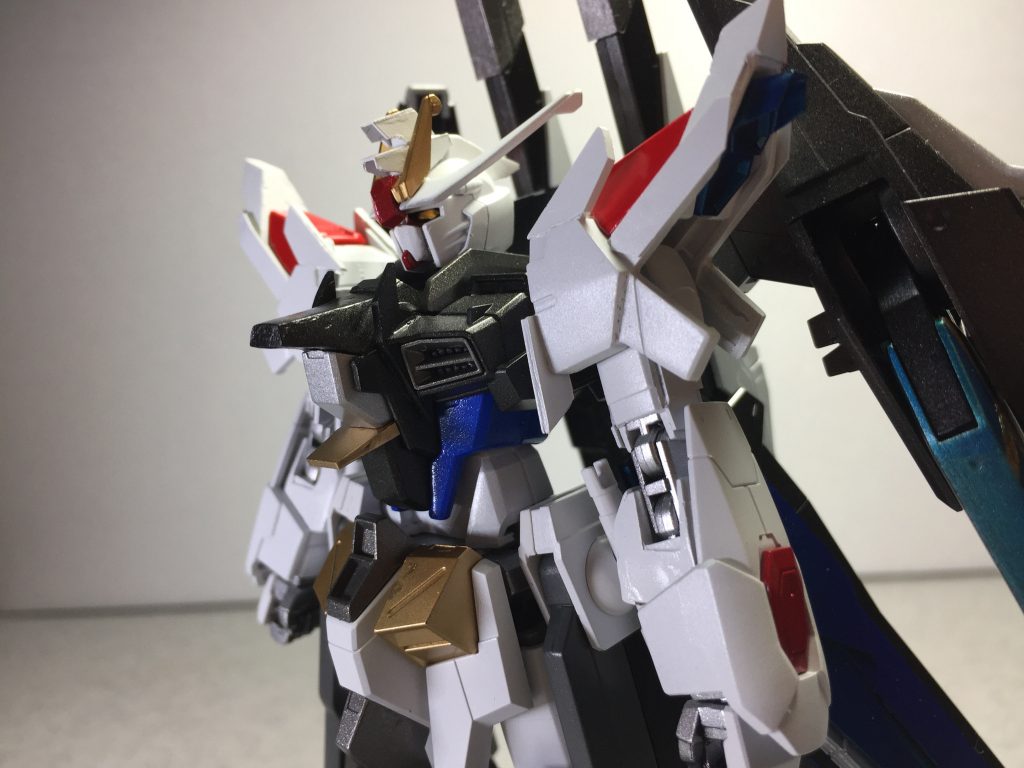 製作で一番こだわったのは顔。
メタルビルドストライクフリーダムの顔を参考にして、より、堀が深くなるようにし、上部センサーも大きくしました。個人的にはこの顔を作っているときが楽しかったです。
塗装は白と胴体青、肩と口の赤を除いて、全てがメタリック色。カラーレシピはめんどくさいので割愛。気になる方はご一報ください。